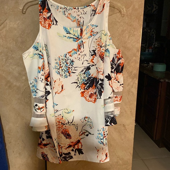 Sheilay Tops - Sheilay medium cold shoulder top